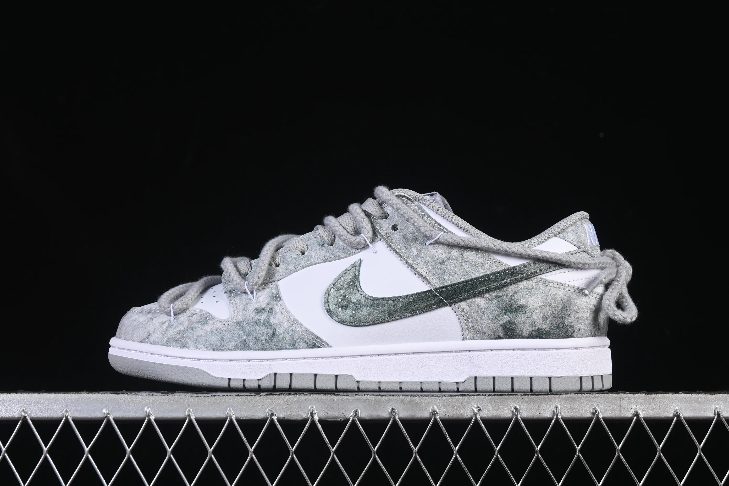All categories Nk SB Dunk Series Nk SB Dunk Low High-end customized low-top sneakers Nike SB Dunk Low straps Anniversary high-end customized low-top casual sneakers HF5441-105